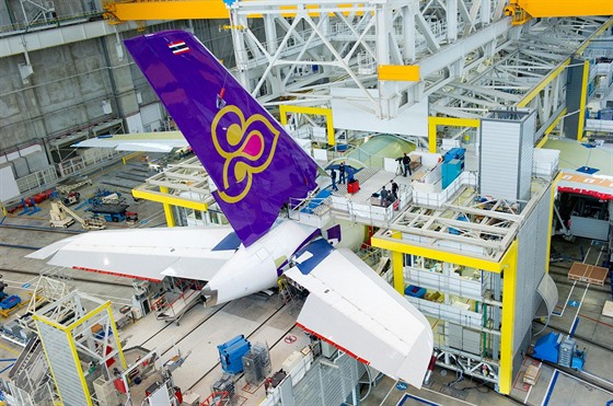 Smontování jednotlivých ástí dopravního letadla A380 probíhá v závod Airbus...