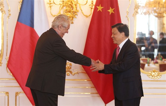 Prezident Miloš Zeman s členem čínské delegace na  Čínském investičním fóru...