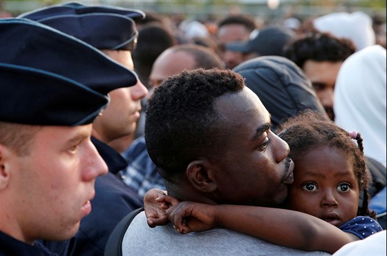 Francouzská policie vykázala migranty ijící improvizovan na ulicích v...