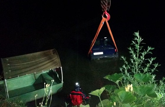 Hasii ve spolupráci s policejními potápi vytáhli z eky Moravy auto, které...