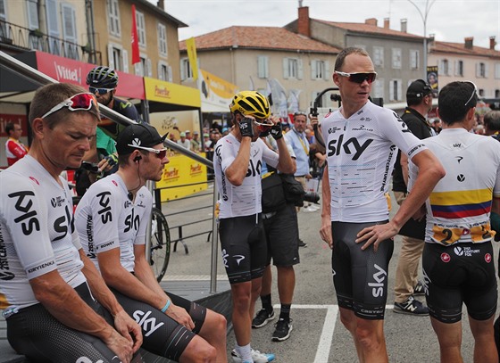 Cyklist Sky i s Chrisem Froomem (druh zprava) na startu tinct etapy Tour...