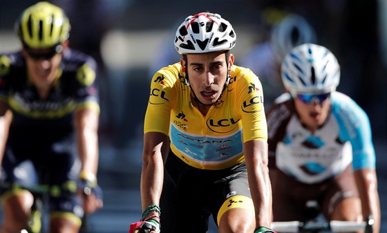Vyerpaný Fabio Aru dojídí do trnácté etapy Tour de France, ve které piel o...