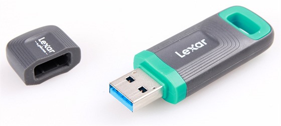 Dokážete svou nešikovností zničit USB „flashku“? Zkusili jsme, co vydrží -  iDNES.cz