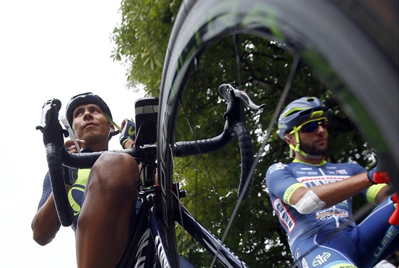 Nairo Quintana (vlevo) a Andrea Pasqualon ped startem dest etapy Tour de...
