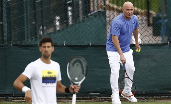Andre Agassi a Novak Djokovi pi trninku ve Wimbledonu.