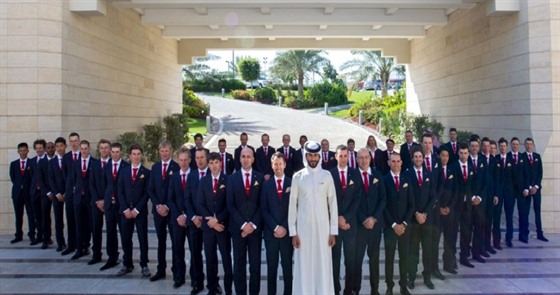 Princ Násir bin Hamad al Chalífa se svým týmem Bahrain Merida pi oficiální...