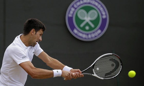 TVRDÝ ÚDER. Novak Djokovi ve tvrtfinále Wimbledonu.