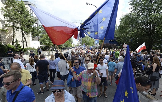 Tisíce lidí ve Varav protestovaly proti soudní reform (16. ervence 2017)