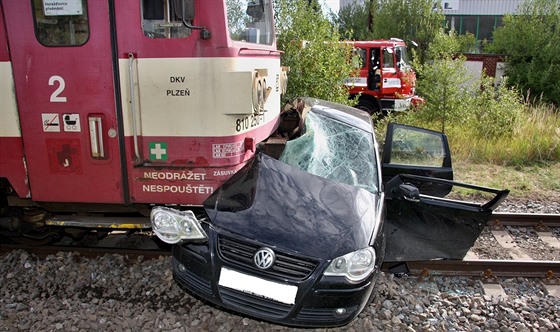 idika Volkswagenu Polo vjela v Klatovech ped motorový vlak. Po stetu...