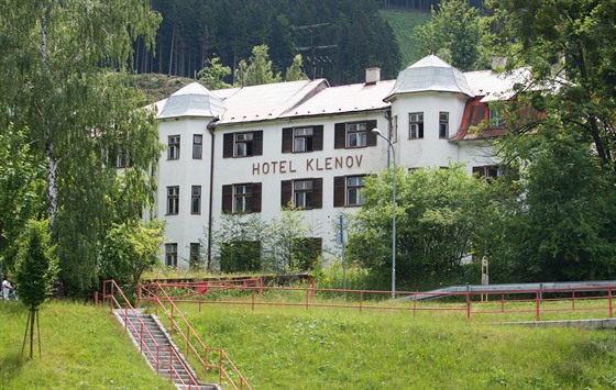 Hotel Klenov na behu pehrady Bystika vypadá jako zámeek, ale ukrývá...