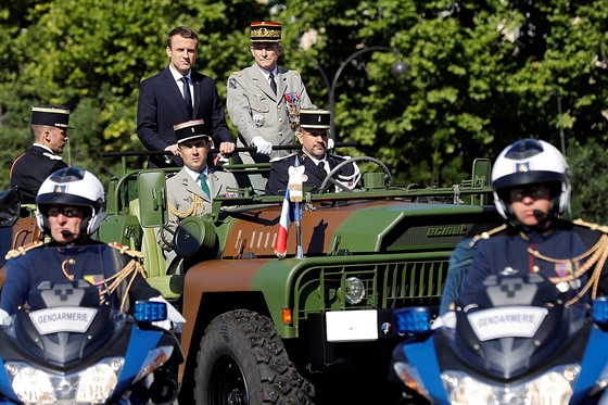 Francouzský prezident Emmanuel Macron s náelníkem generálního tábu...