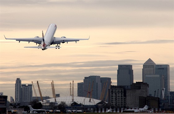 Londýnské letiště City má dráhu o délce 1500 metrů, proto sem mohou jen menší...