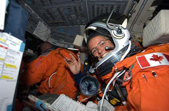 Kanadská astronautka Julie Payette v raketoplánu Endeavour