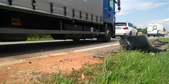 Upadlý nárazník a zasypané olejové skvrny po nehodě čtyř vozidel u hradecké ČKD...