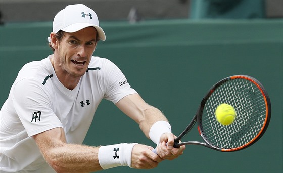 Andy Murray zahrává úder ve tvrtém kole Wimbledonu. 