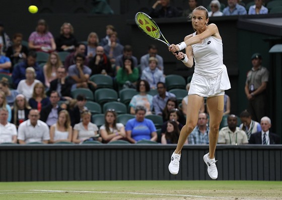 Slovenka Magdaléna Rybáriková vyskakuje ve tvrtfinále Wimbledonu.