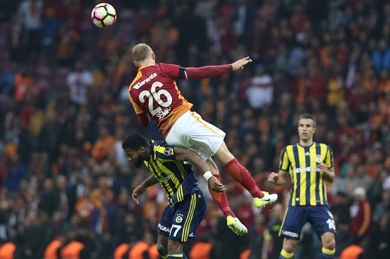 Semih Kaya (s íslem 26) v dresu Galatasaraye Istanbul hlavikuje.