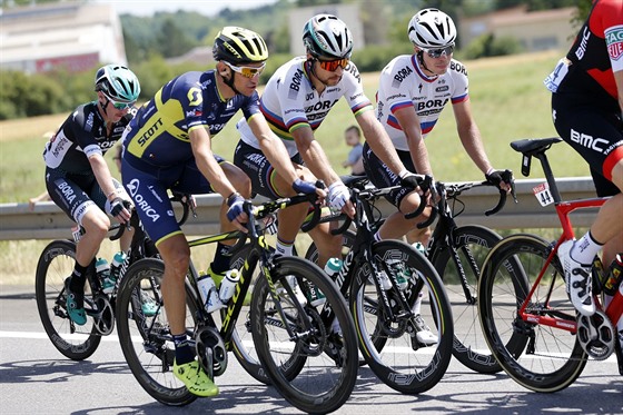 Roman Kreuziger (v modrém dresu vlevo) bhem tvrté etapy Tour de France