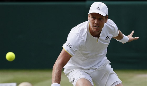 Tom Berdych returnuje v semifinle Wimbledonu.