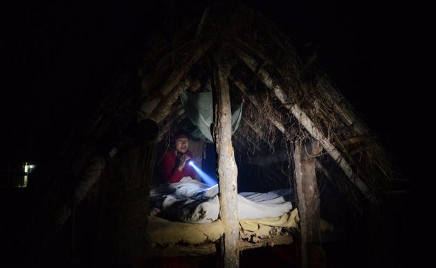 V Nepálu vyhnali dívku s menstruací do chatrče, uštkl ji had a zemřela