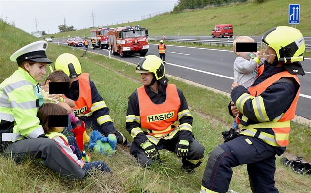 Nehoda osobního auta na dálnici D6 u Kynperka.