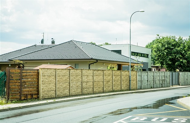 V obcích na eskobudjovicku pibývá dom s vysokým neprhledným plotem.