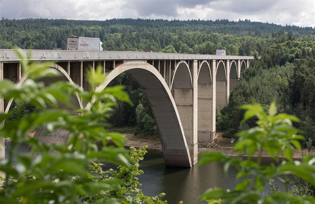 Podolský most vybudovaný v letech 1939 a 1943 stojí na hlavním tahu mezi...