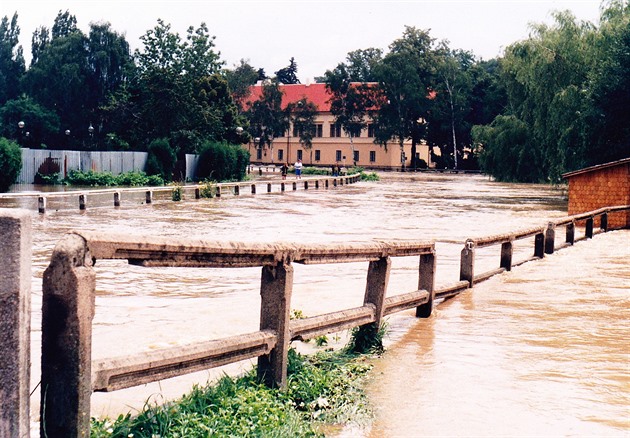 Náhon Tiché Orlice v dob povodní v ervenci roku 1997.