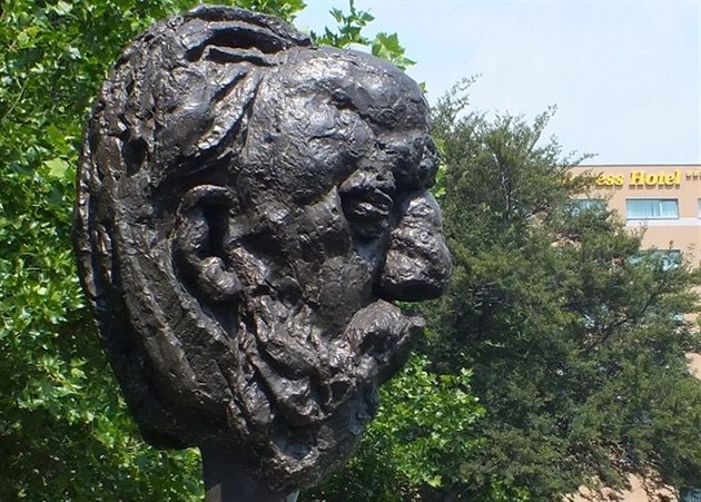 Plastová replika Smetanovy busty, která nyní zmizela.