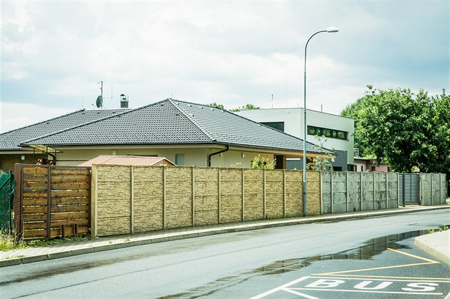V obcích na eskobudjovicku pibývá dom s vysokým neprhledným plotem.