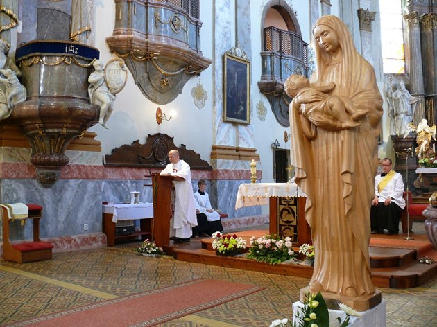 Madona opt zdobí kostel sv. Martina v Krnov. Originál pomáhal vzm zvládat...