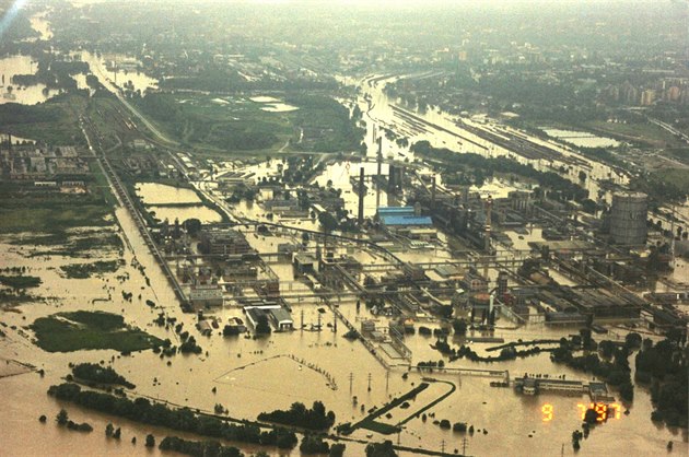 Fotografie z 9. ervence 1997 ukazuje v popedí zatopené Moravské chemické...
