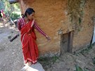 Nepálská ena ukazuje smrem k chlívku, kde tráví menstruaci. (23. 11. 2011)
