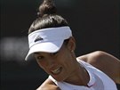 Garbi&#241;e Muguruzaová se opírá do úderu v souboji s Angelique Kerberovou.