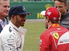 GRATULUJEME. Lewis Hamilton (vlevo) z Mercedesu ovládl kvalifikaci na Velkou...
