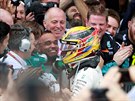 Lewis Hamilton (v helm) slaví výhru ve Velké cen Británie i se svým bratrem...