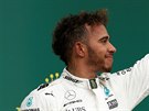 SPOKOJENÝ VÍTZ. Lewis Hamilton slaví triumf ve Velké cen Británie. Vpravo je...