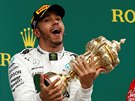 TA JE KRÁSNÁ. Lewis Hamilton s trofejí pro vítze Velké ceny Británie.