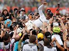 Lewis Hamilton si uívá triumf ve Velké cen Británie.