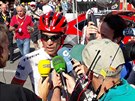 Alberto Contador odpovídá novinám po estnácté etap Tour de France.