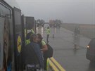 Cestující jsou evakuováni z letadla spolenosti Travel Service, které po...