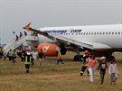 Cestující jsou evakuováni z letadla spolenosti Travel Service, které po...