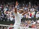 POJEDENÁCTÉ. Roger Federer zdraví diváky pi finále WImbledonu.