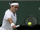 Roger Federer returnuje bhem finále Wimbledonu.