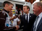 Romain Bardet pijímá gratualci od francouzského prezidenta Emmanuela Macrona...