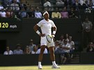 TO JE KODA. Rafael Nadal lituje ztraceného míe v osmifinále Wimbledonu s...