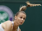LETÍCÍ COP. Magdaléna Rybáriková pi podání v semifinále Wimbledonu s Garbie...