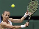 NÁBH NA VOLEJ. Magdaléna Rybáriková se chystá na volej v semifinále Wimbledonu...
