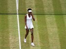 TAKHLE NE. Venus Williamsová zklaman odchází od sít po prohrané výmn ve...