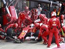 VYMNIT KOLO. Sebastian Vettel pi zastávce v boxech pi Velké cen Británie...